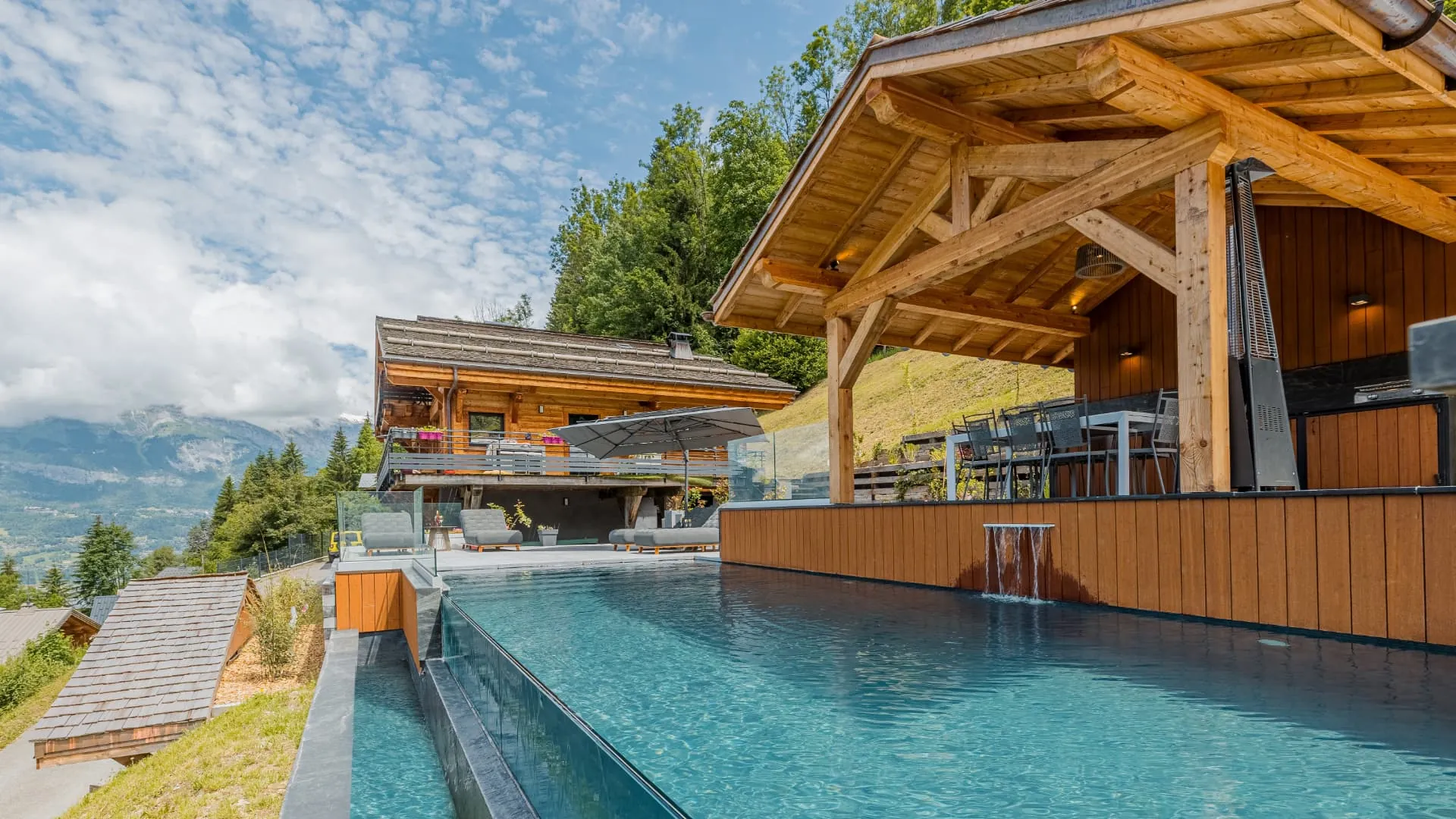 Jardin de montagne : piscine à débordement et pool house à charpente en bois face aux sommets – Saint-Gervais-les-Bains