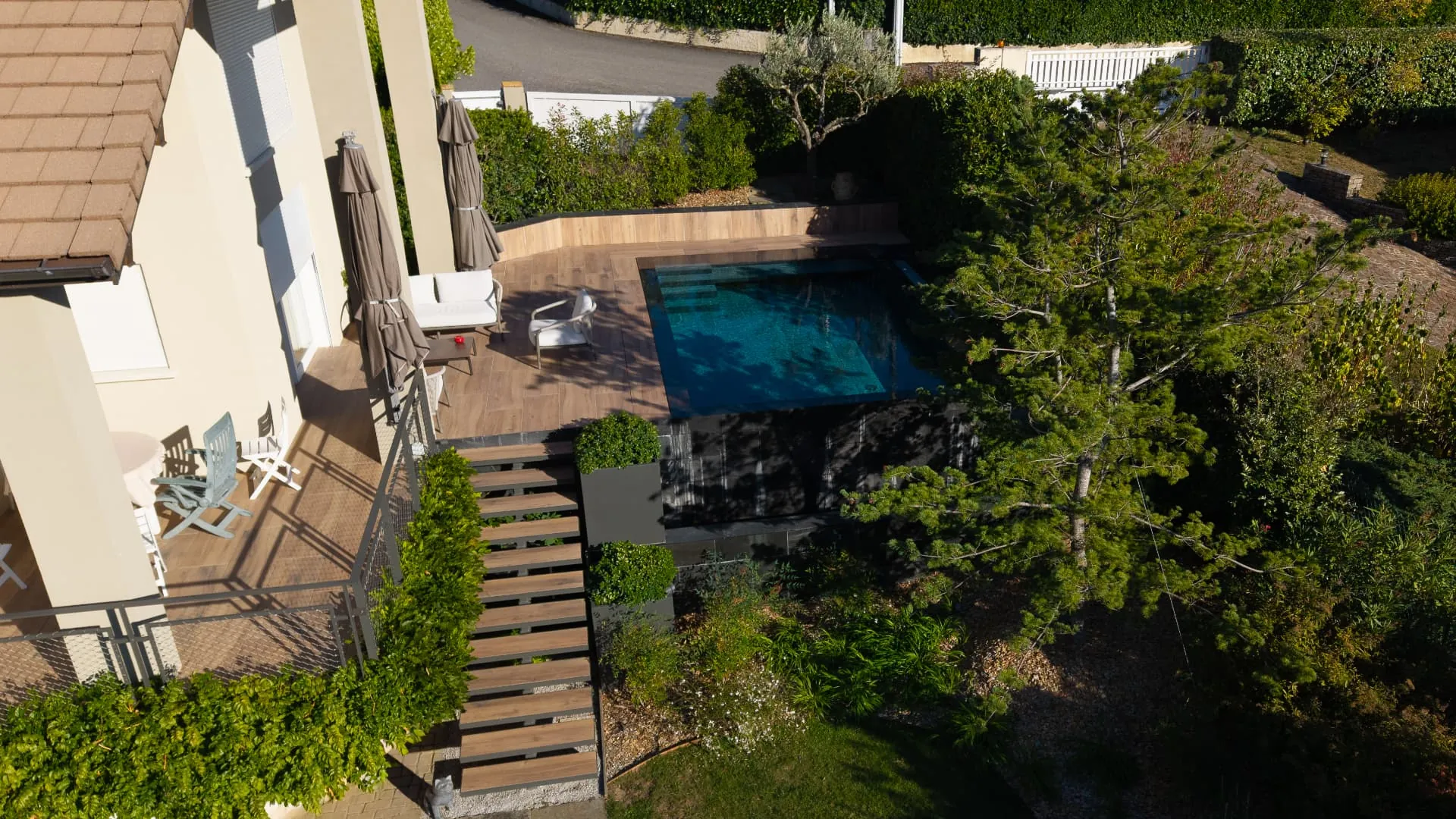 Vue plongeante sur la piscine, la terrasse en bois et l'escalier – Viviers-du-Lac