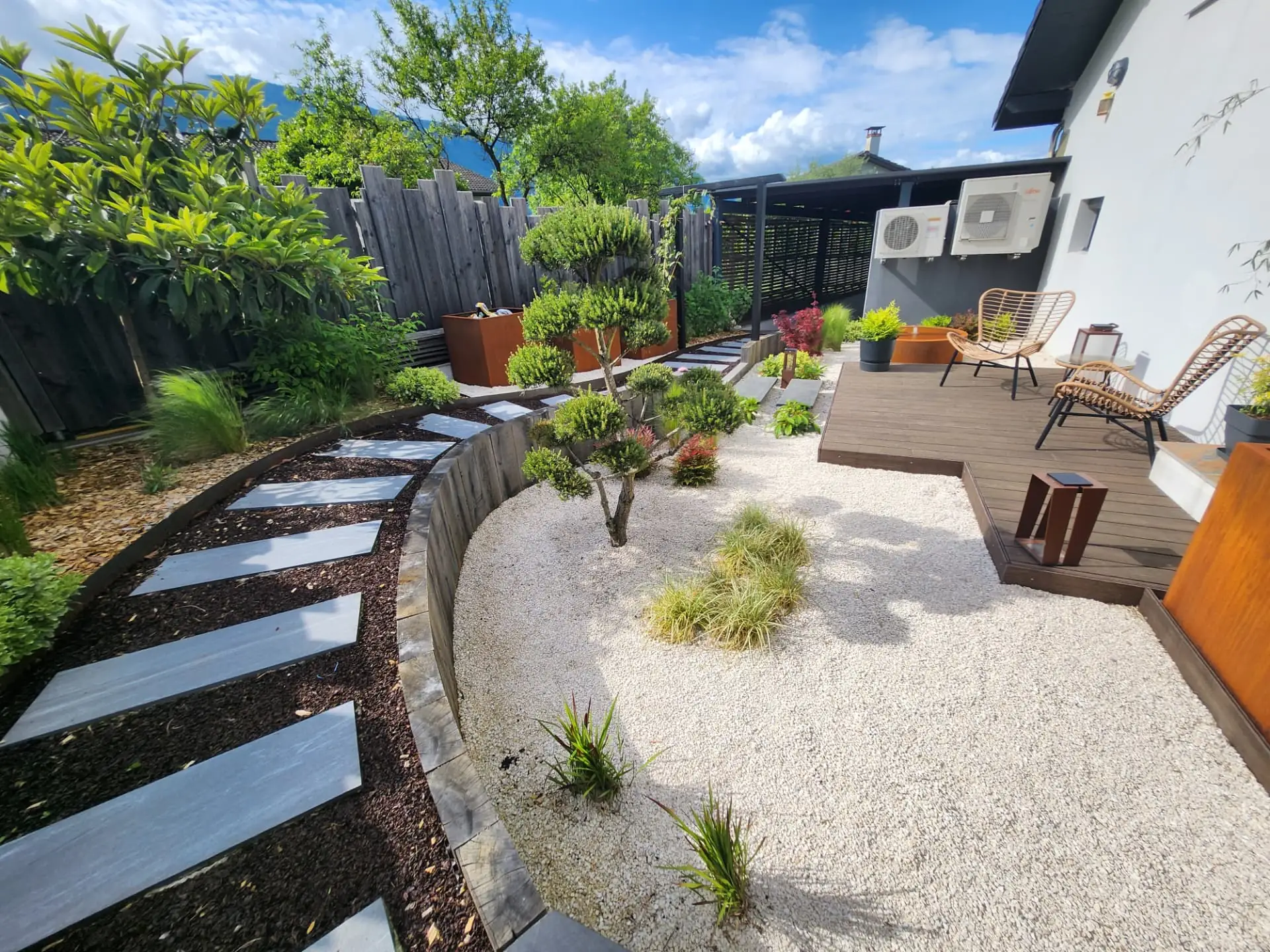 Allée en pas japonais bordée de traverses, gravier blanc et terrasse en bois – La Motte-Servolex