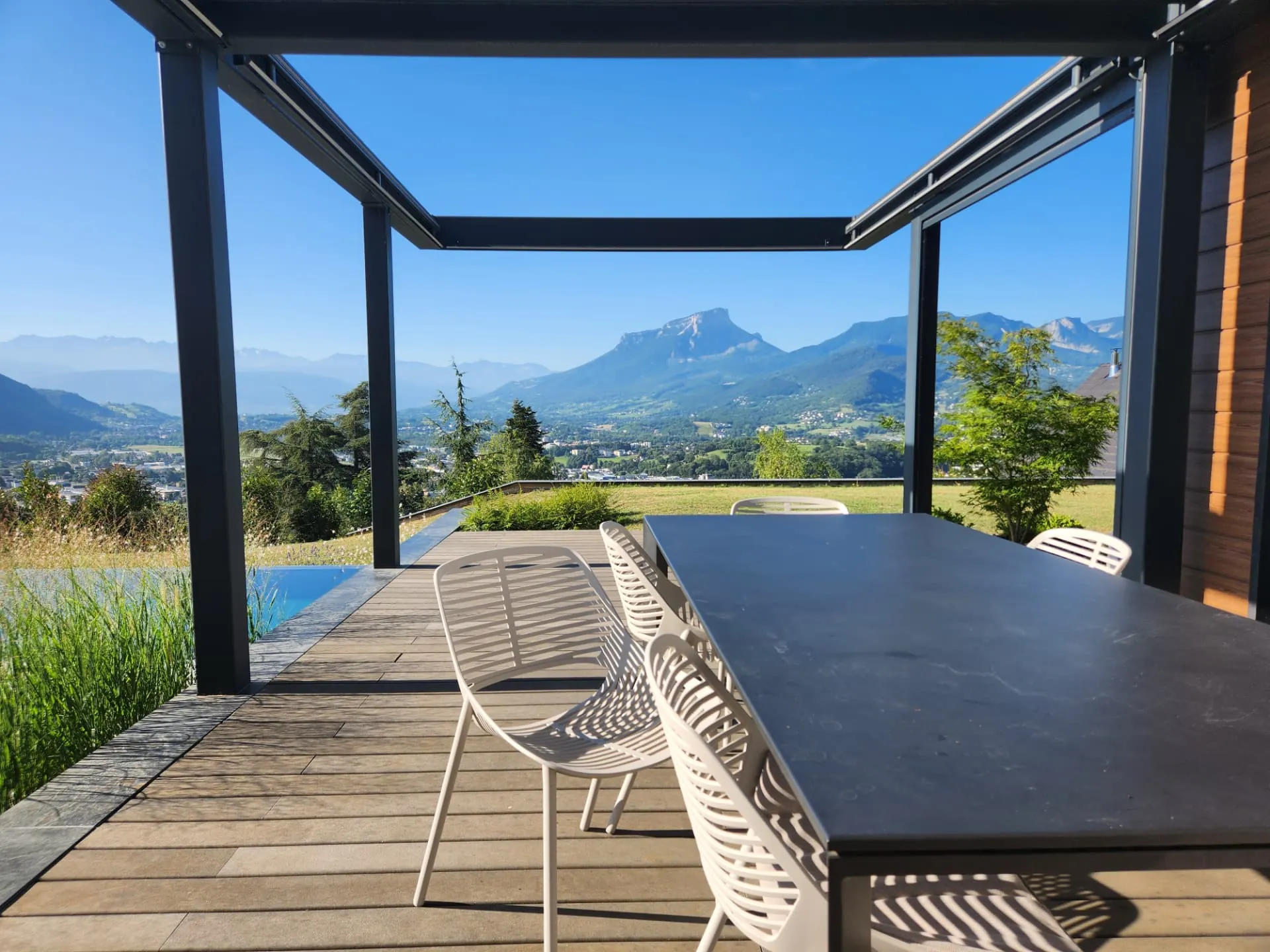 Table de repas sous pergola sur une terrasse en bois face aux montagnes – Saint-Alban-Leysse