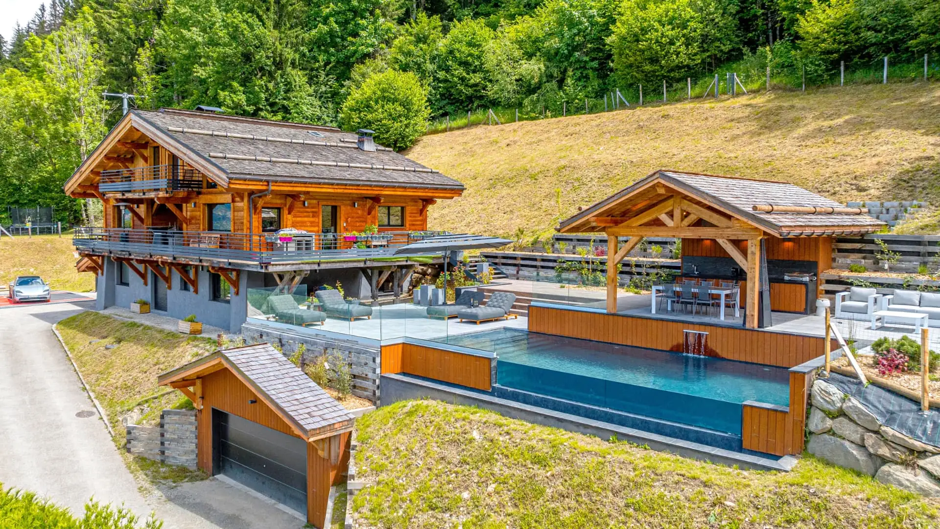 Vue aérienne du chalet, de la piscine et du pool house – Saint-Gervais-les-Bains