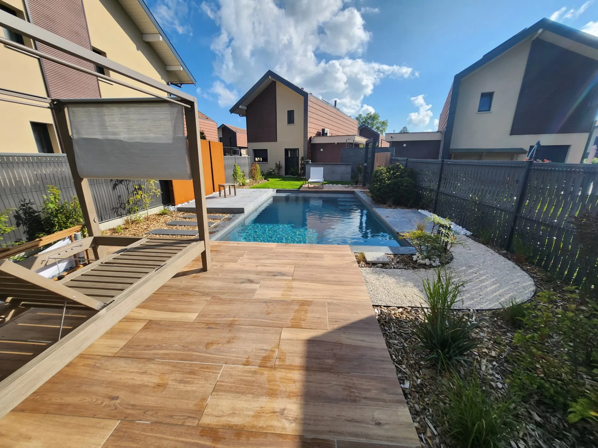 Terrasse effet bois avec bain de soleil menant à la piscine – Saint-Julien-en-Genevois