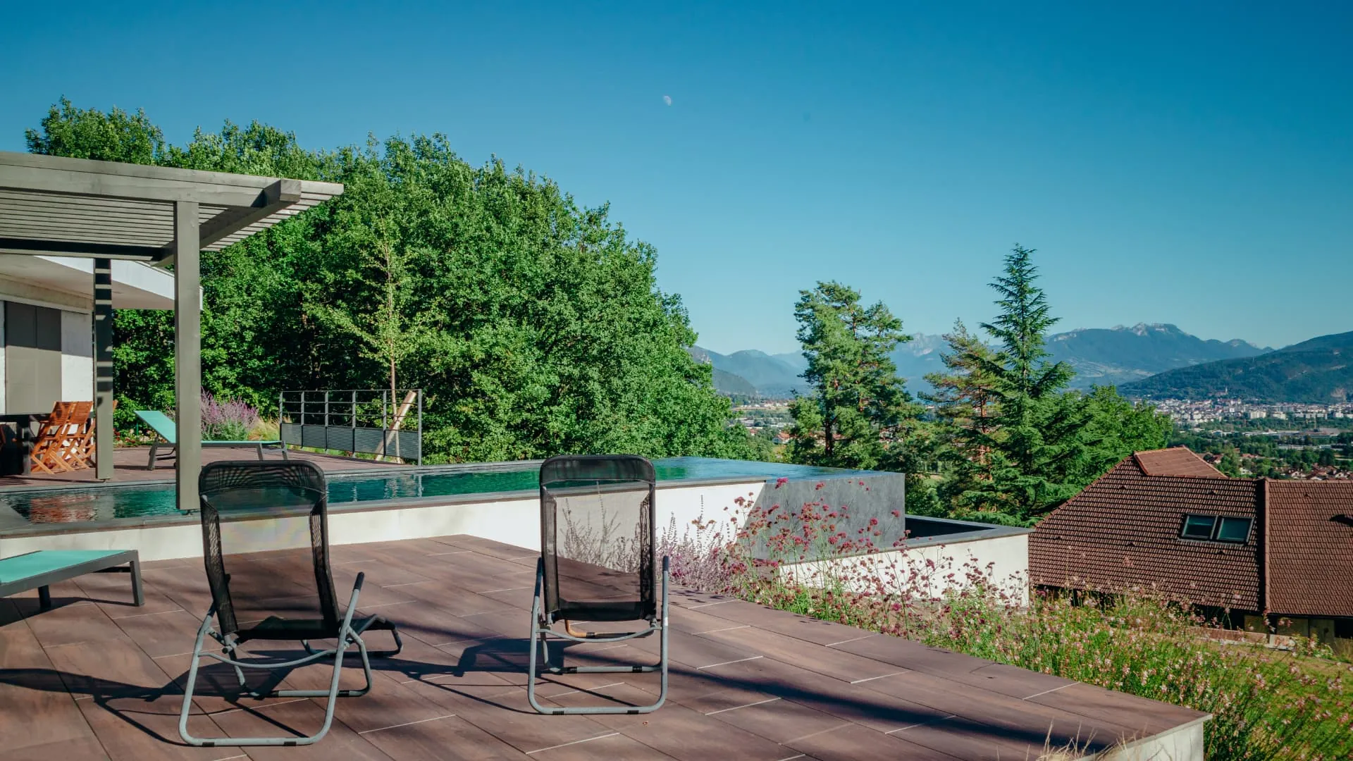 Transats sur la terrasse de la piscine face à la vallée – Pringy
