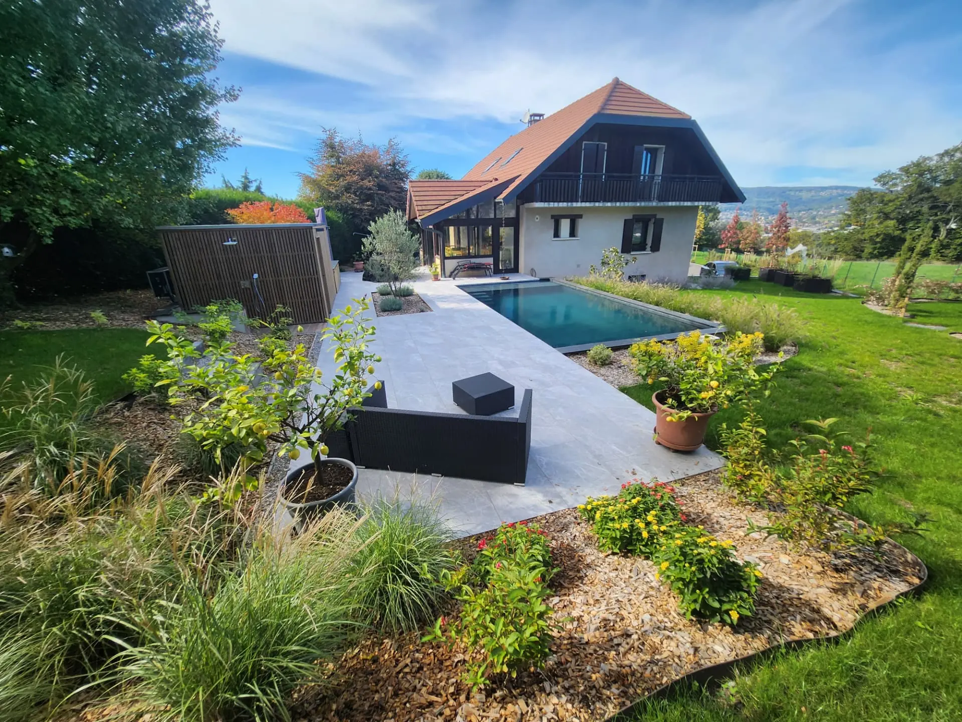 Vue d'ensemble du jardin, de la piscine et de la maison – Annecy-le-Vieux