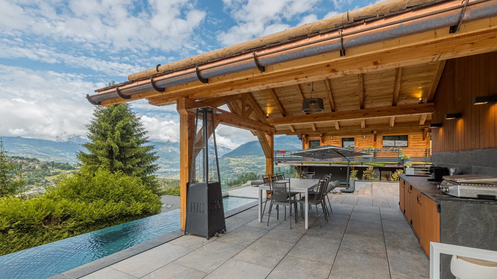 Cuisine extérieure couverte au bord de la piscine, vue sur la vallée – Saint-Gervais-les-Bains