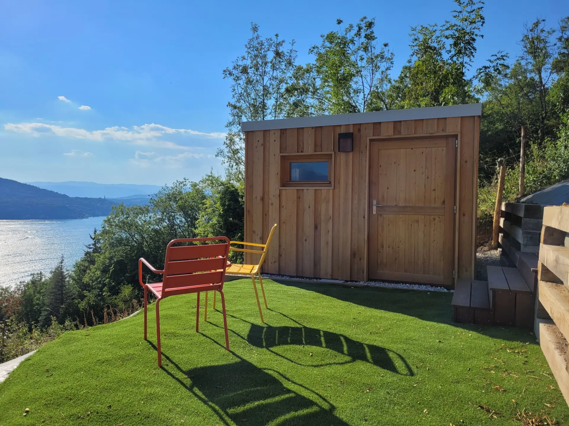 Abri de jardin en bois sur pelouse avec vue sur le lac – Veyrier-du-Lac