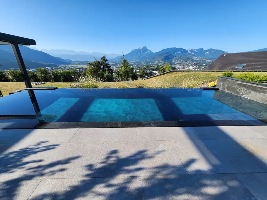 Piscine à débordement et dallage clair face aux montagnes – Saint-Alban-Leysse