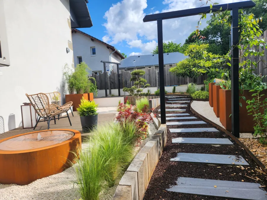 Fontaine ronde en acier corten, pergola et allée en pas japonais – La Motte-Servolex
