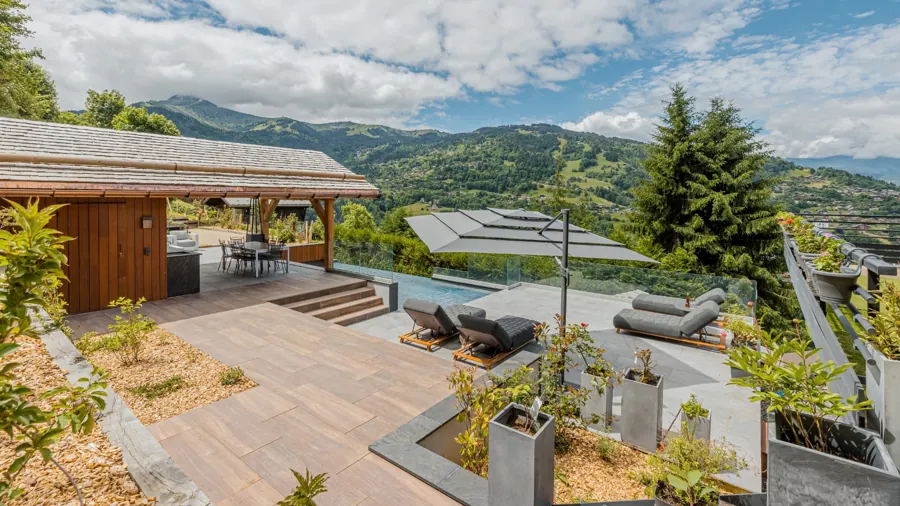 Terrasse en bois avec bains de soleil et pool house face aux montagnes – Saint-Gervais-les-Bains