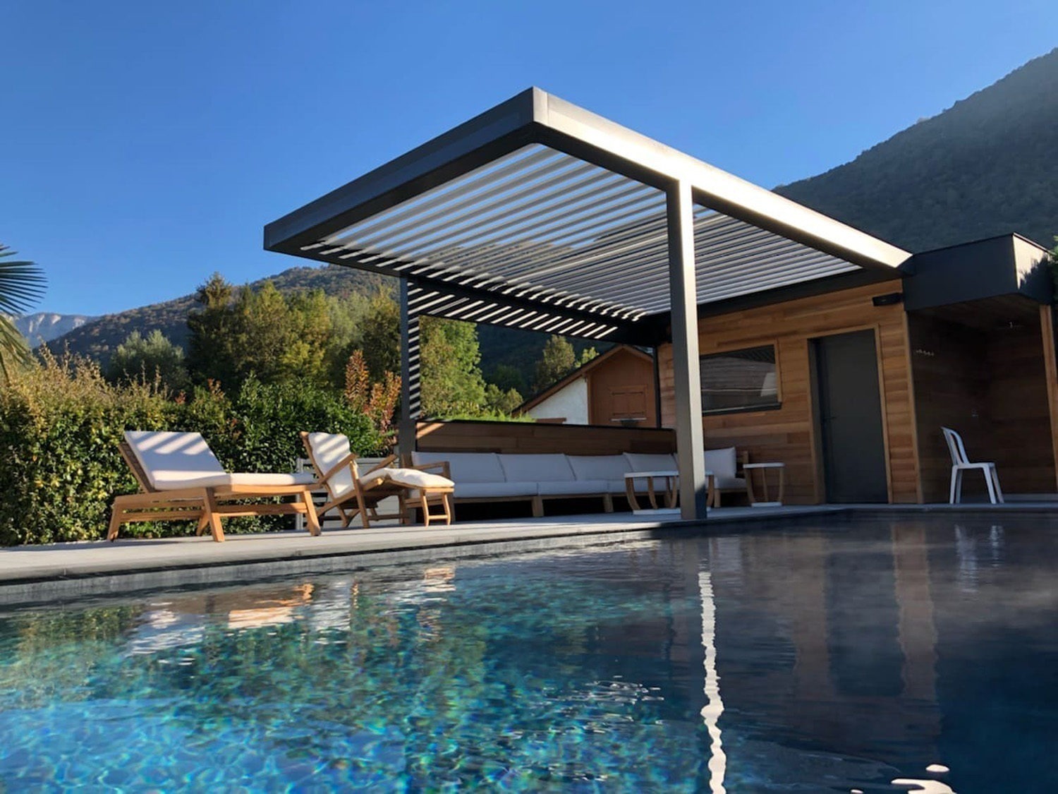 Piscine à paroi vitrée-