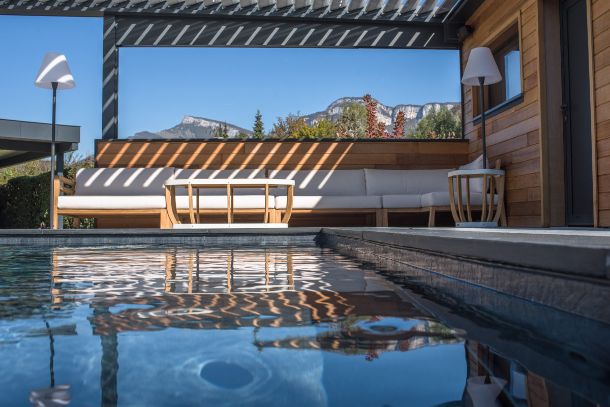 Piscine à paroi vitrée-
