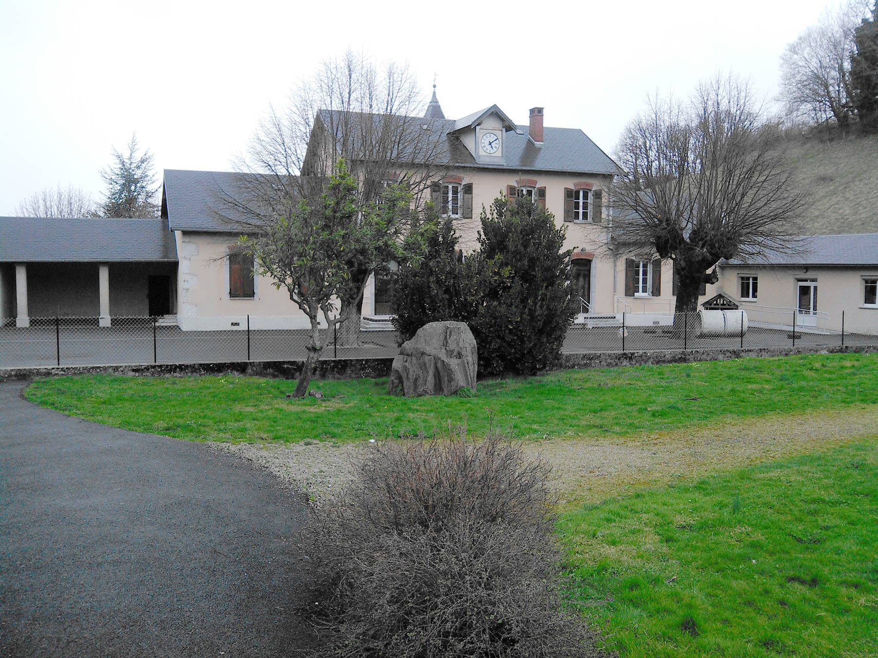 Aménagement du parking central de Saint-Cassin-