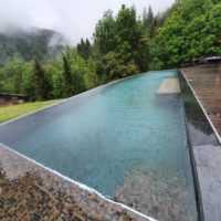 Piscine à débordement