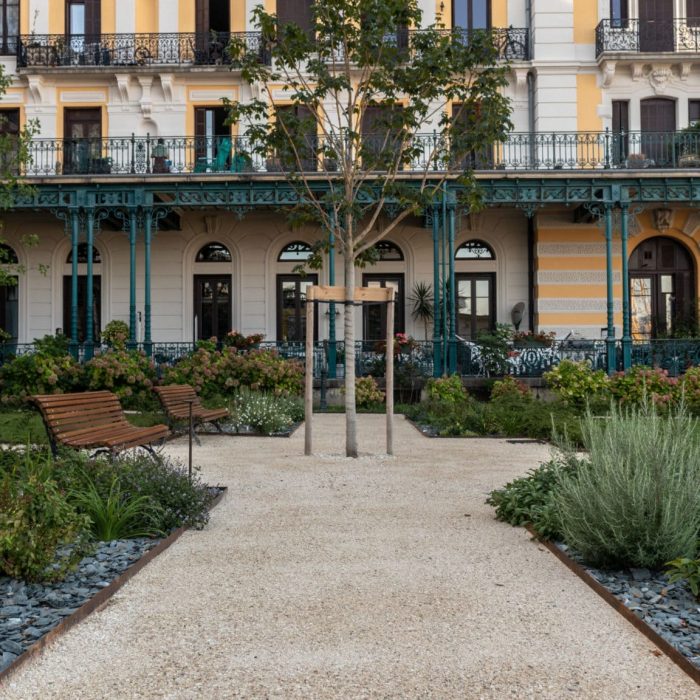 Allée droite du jardin
